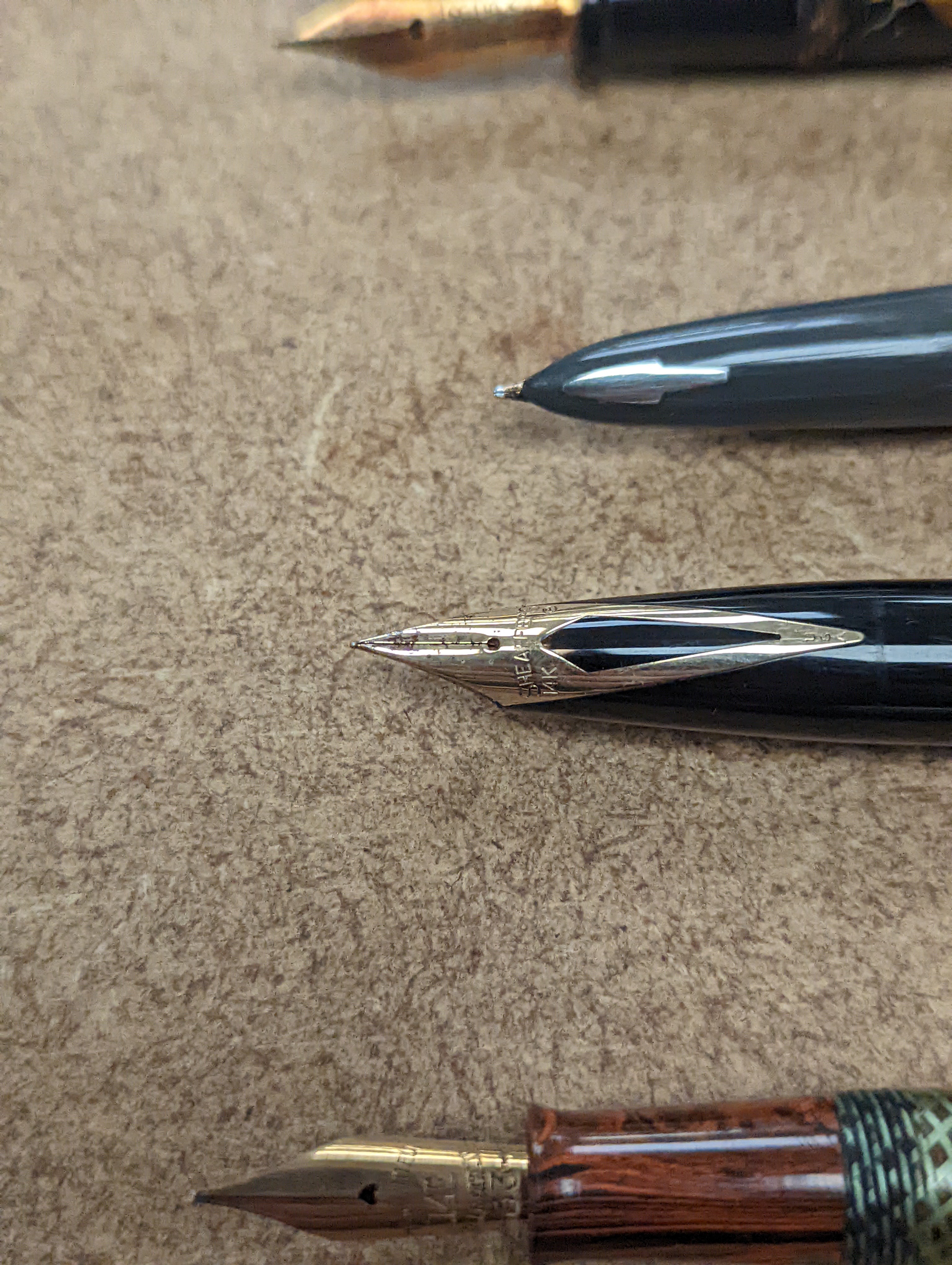 A quantity of fountain pens, 19 in total.